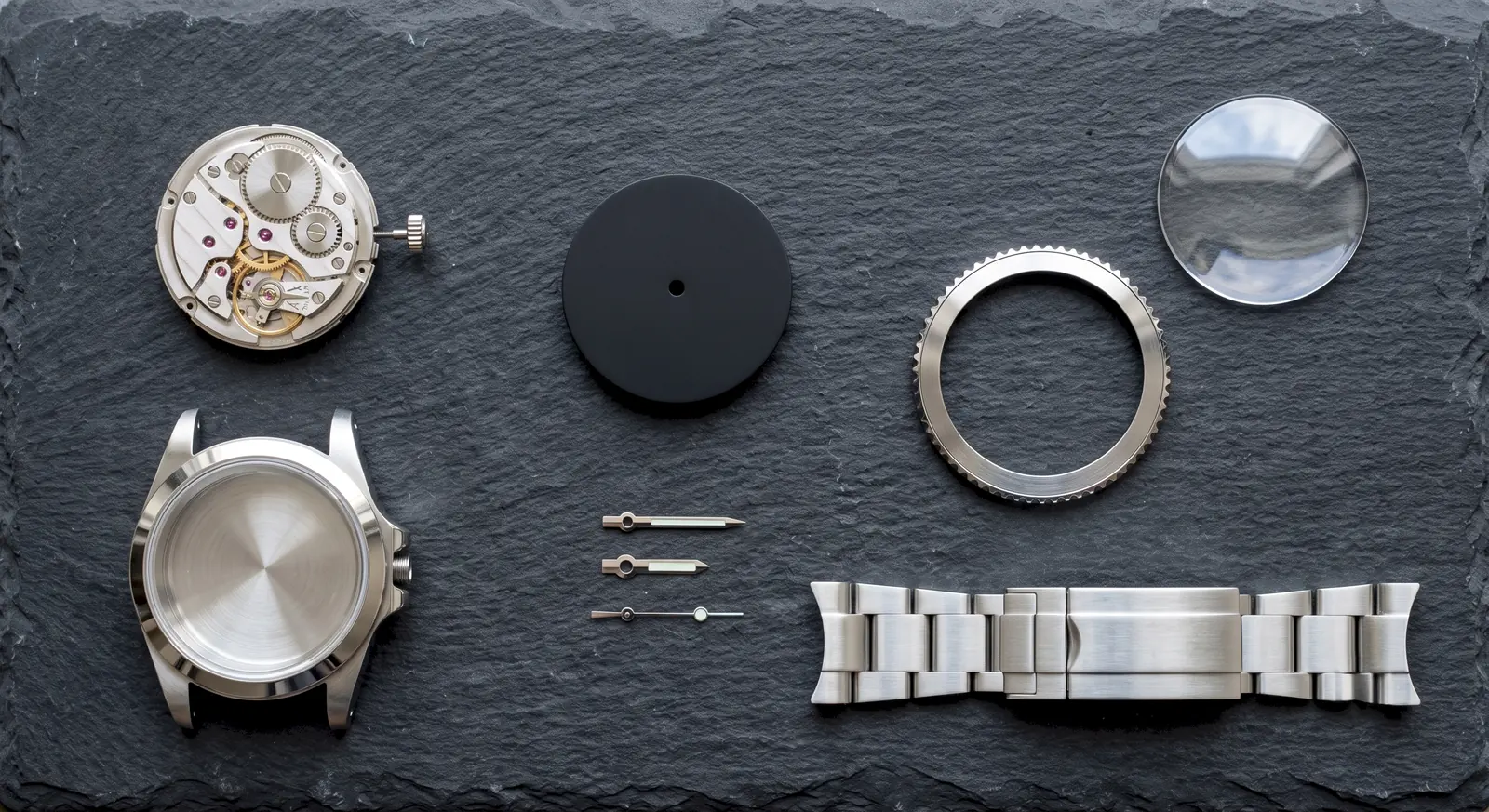Composants d'une montre mécanique : mouvement, boîtier, cadran, aiguilles, lunette et bracelet