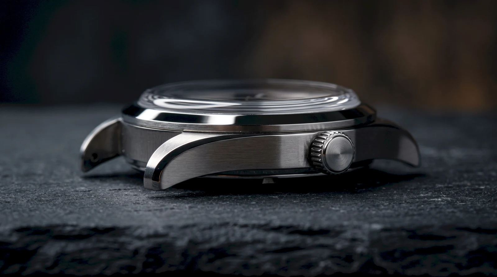 Profil d'un boîtier de montre acier avec verre saphir bombé