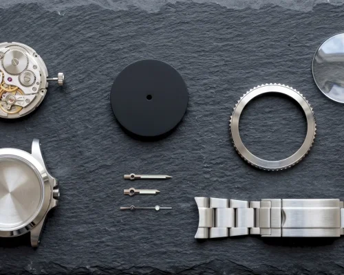 Composants d'une montre mécanique : mouvement, boîtier, cadran, aiguilles, lunette et bracelet